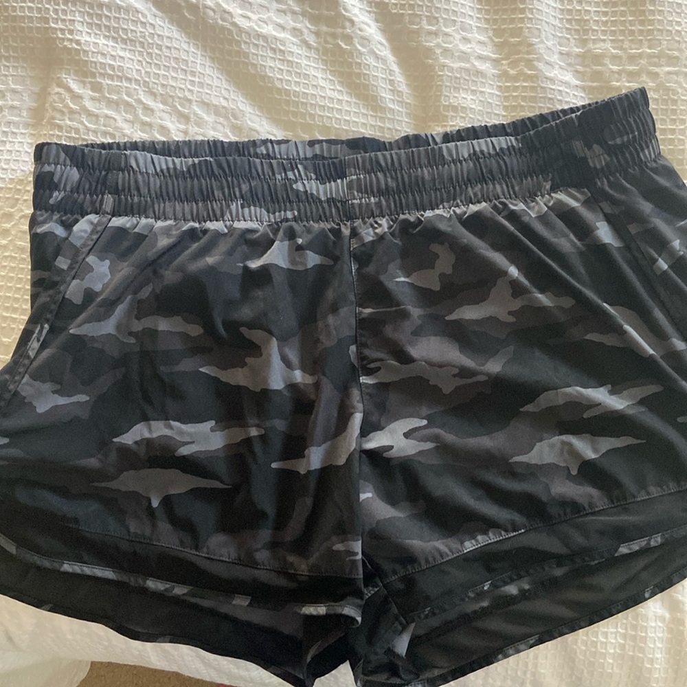 Athleta Womens Mesh Racer Run Short 4” in Black Camo. Size XL.